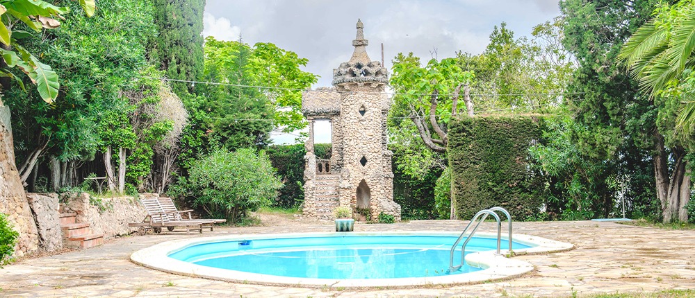 Piscina en jardí Modernista