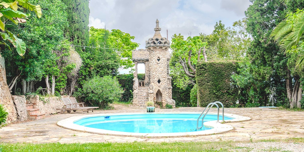 Piscina en jardí Modernista