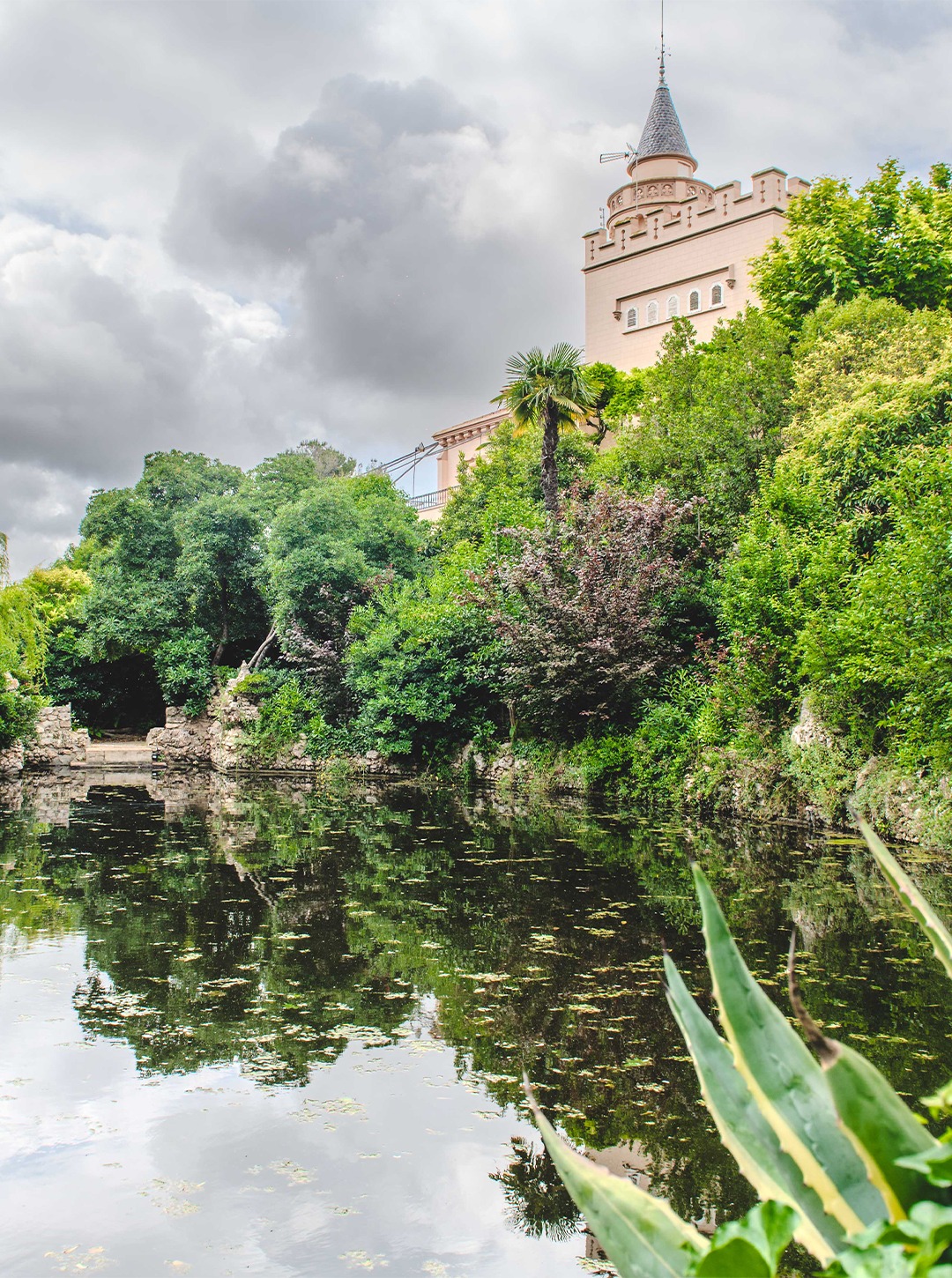 Estany a una finca Modernista
